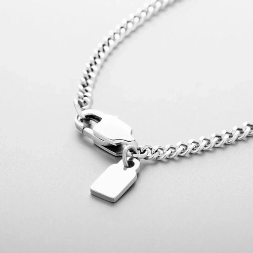 Lobster clasp and tag of the fine curb chain necklace